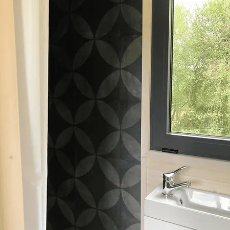 אכסניה Joy Tiny House Saint-Germain-le-Vieux