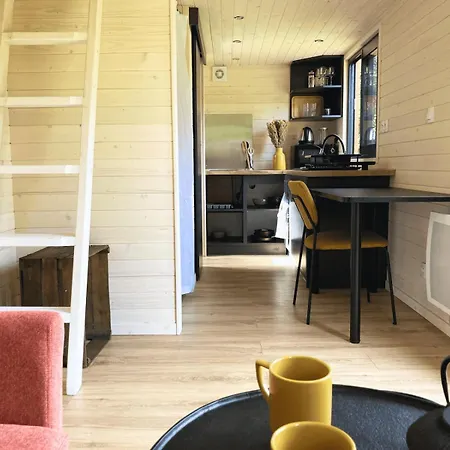 אכסניה Joy Tiny House Saint-Germain-le-Vieux