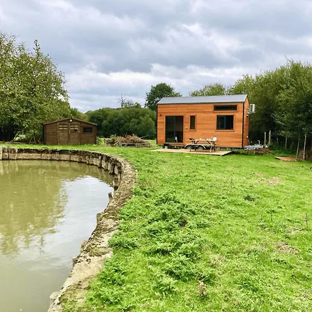 אכסניה Joy Tiny House Saint-Germain-le-Vieux